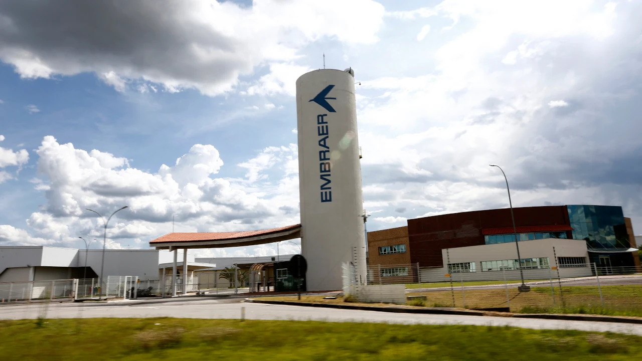 Fábrica da Embraer: ações da Embraer seguem atrativas