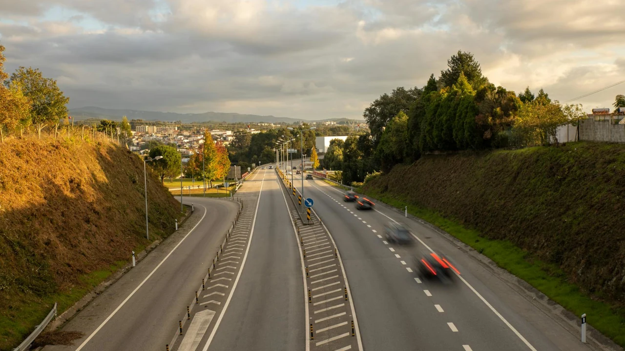 Foto de rodovia ao entardecer para Autopista em crédito privado