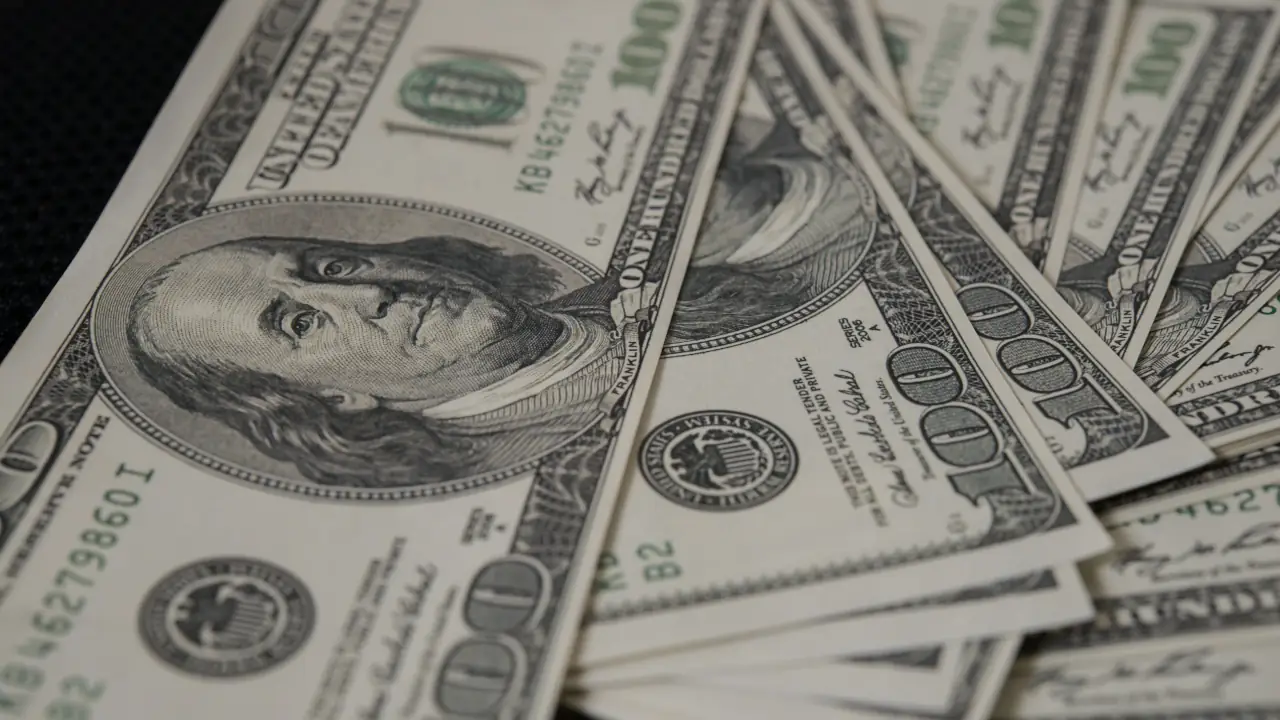 Dólar hoje recua após superar R$ 5 e mercado acompanha cenário político