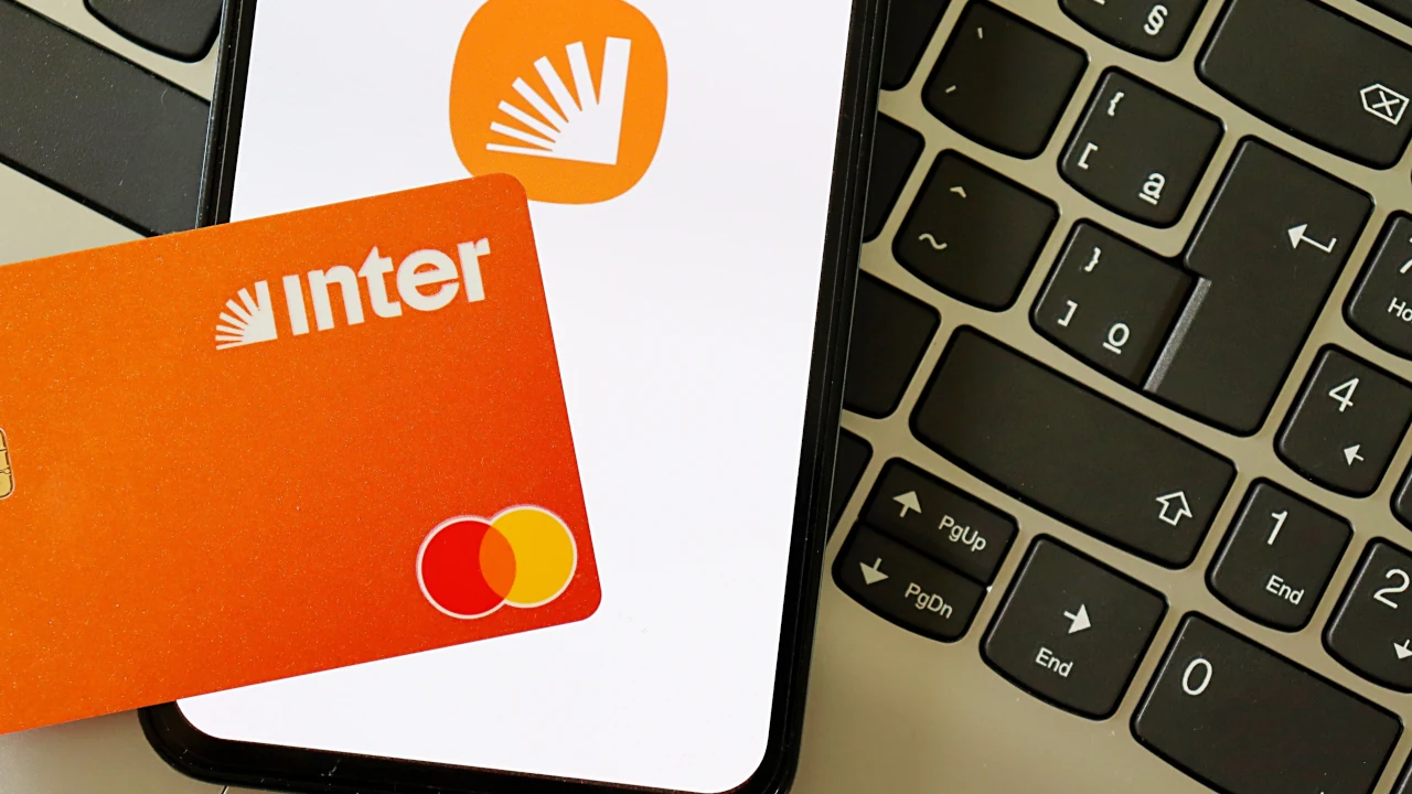 Banco Inter: cartão e celular