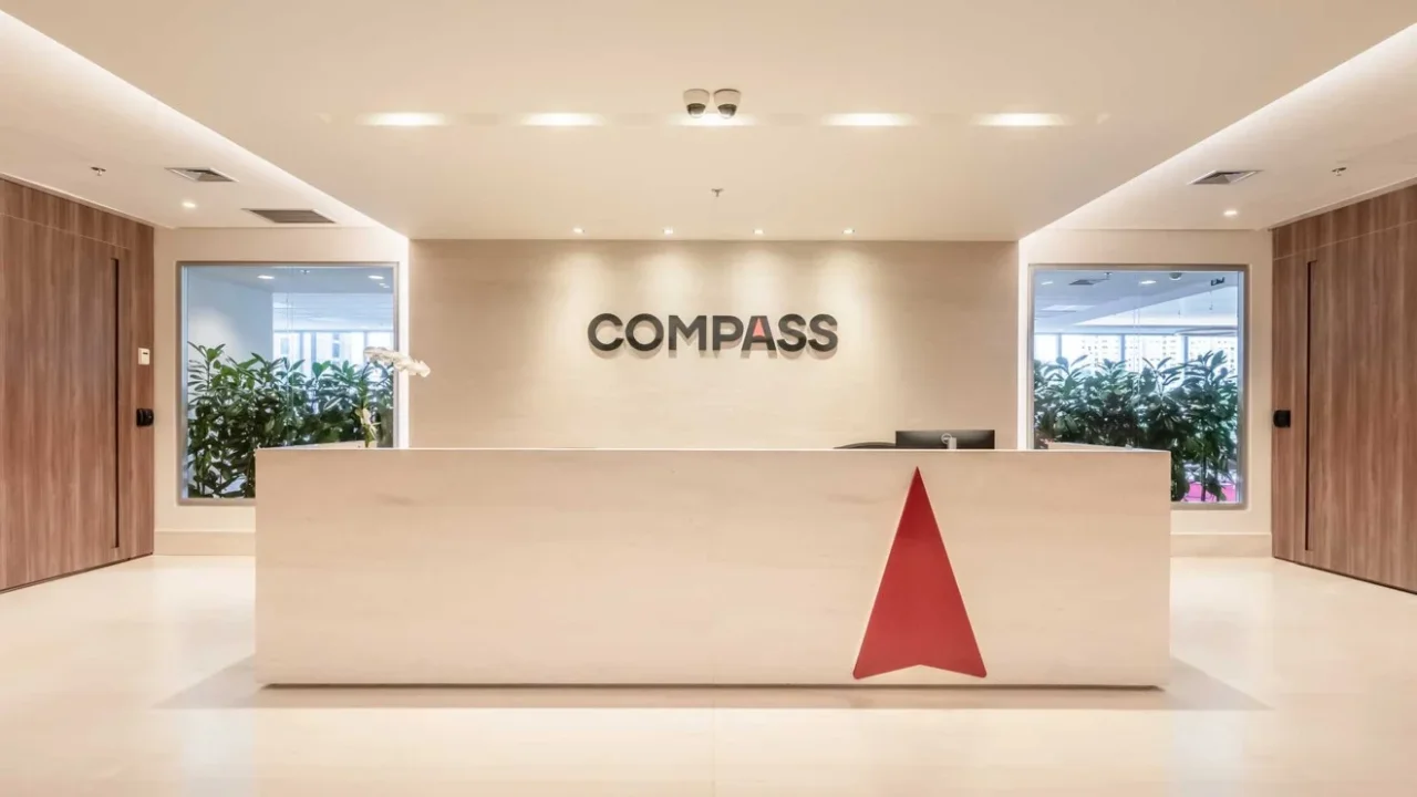 Compass estreia na B3, mas ações caem; entenda