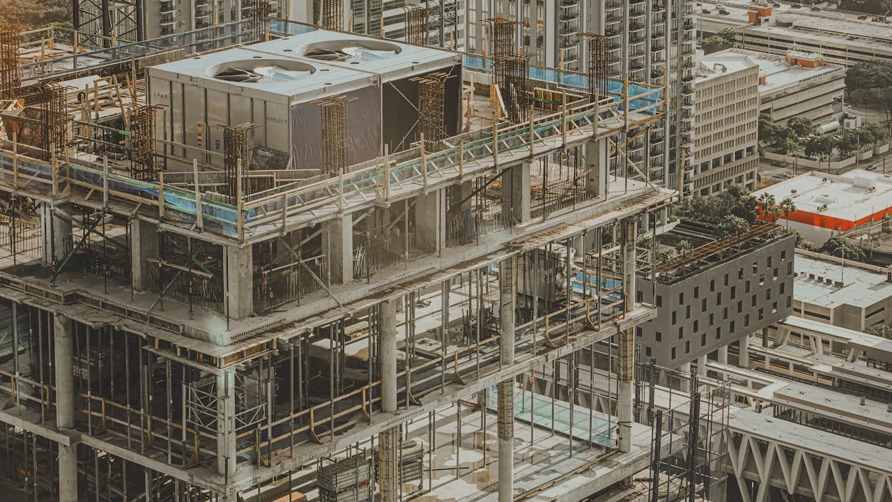Prédio em construção como as que a Cury faz