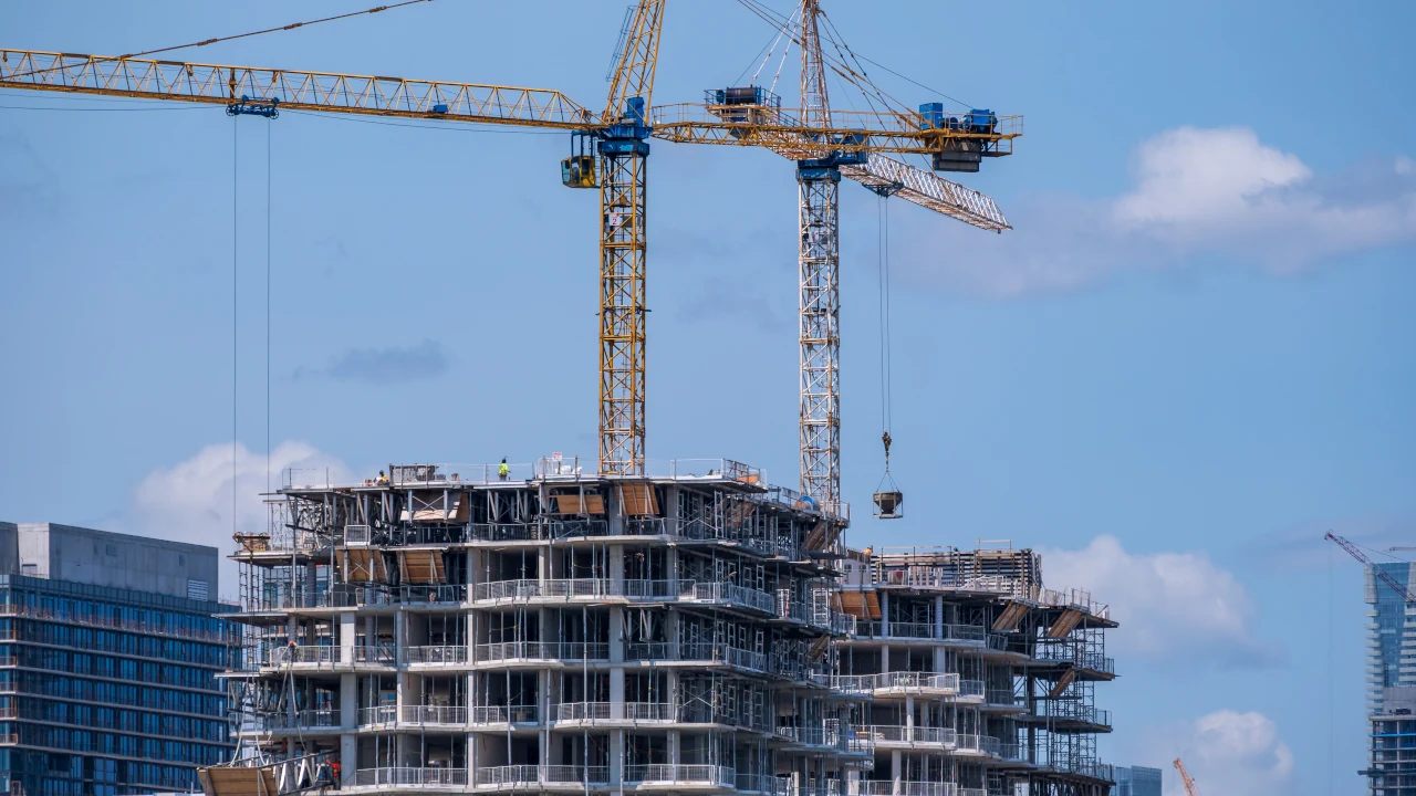 Foto de construção de prédio para Cury