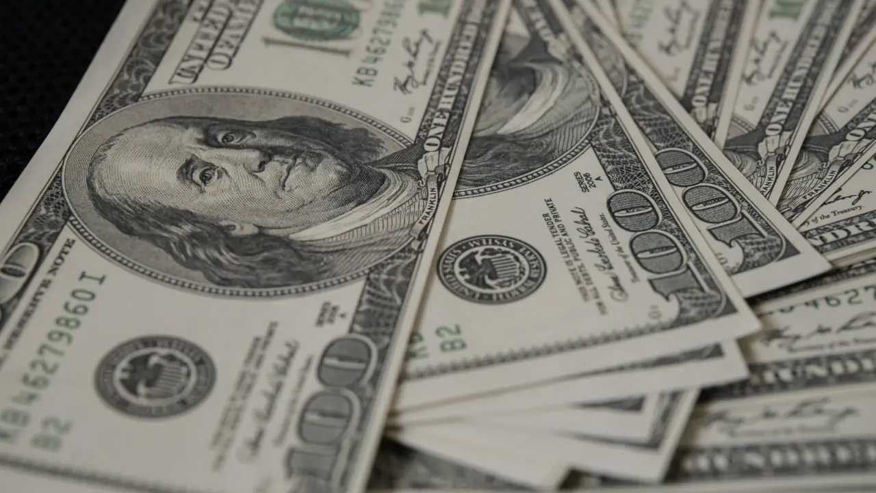Dólar hoje dispara e volta a fechar acima de R$ 5 após tensão global e cenário eleitoral