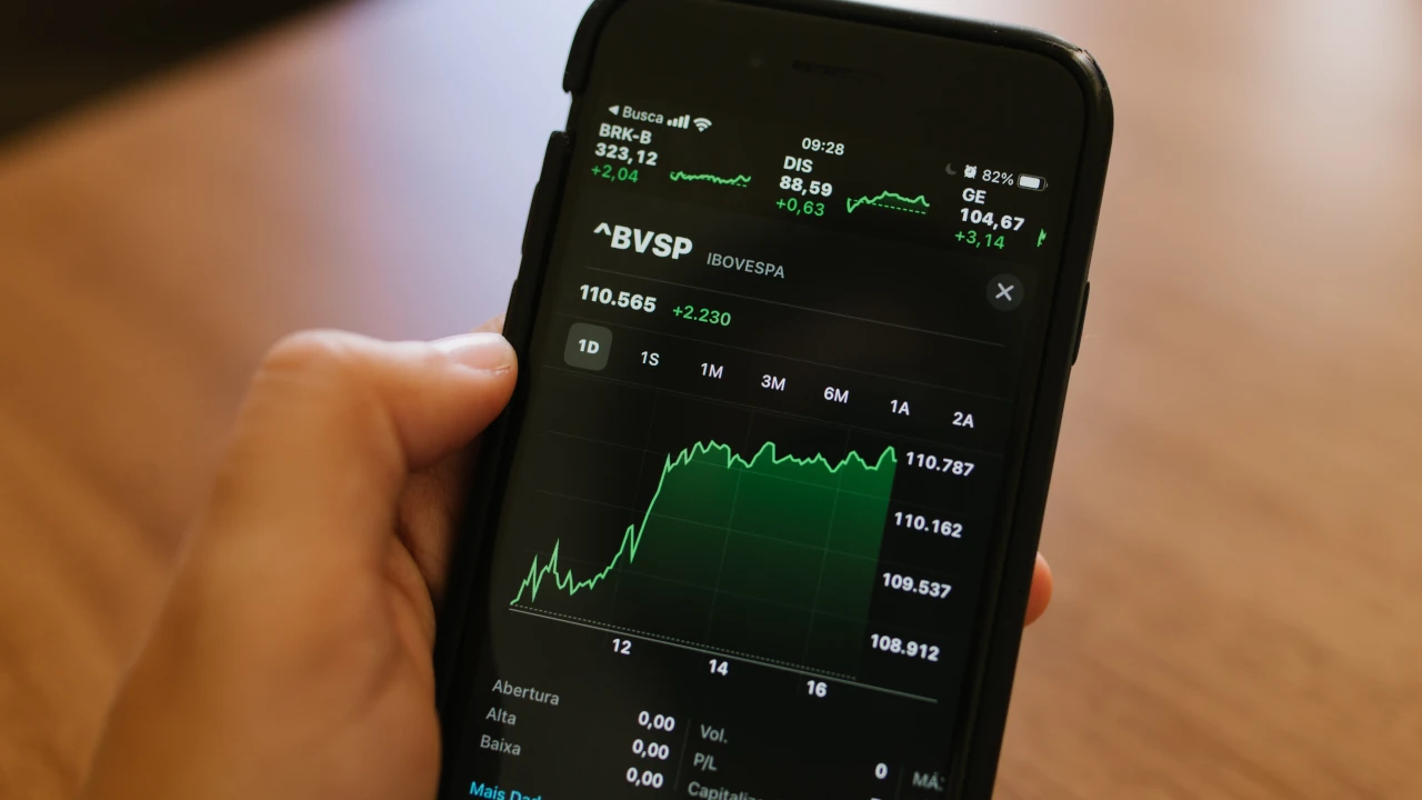 Tela de celular com gráfico para Ibovesoa hoje