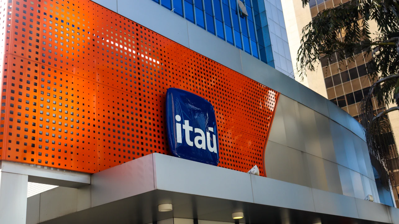 Logo do Itaú em agência bancária