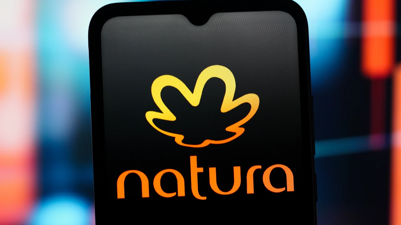 Logo da Natura em tela de celular