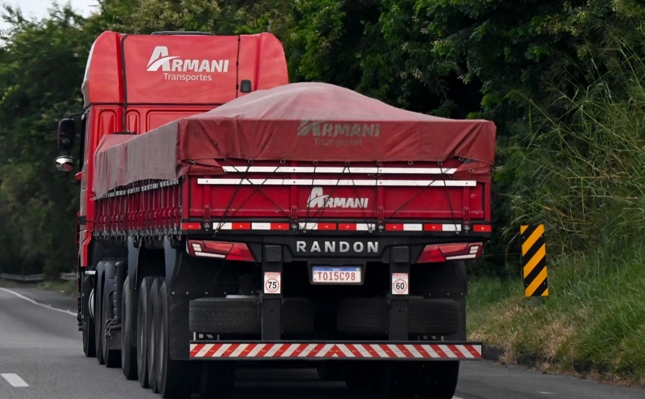 Caminhão com implemento da Randon e Fras-Le