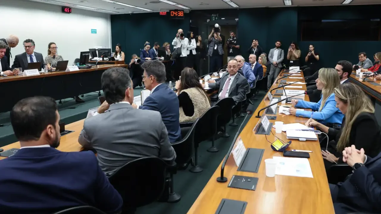 Pedido de vista adia votação da PEC do fim da escala 6X1