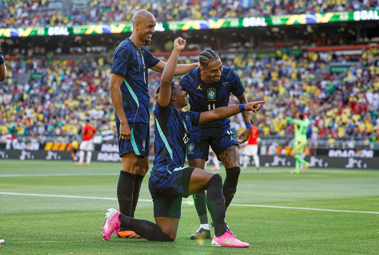 Brasil atuando com uniforme azul, que será usado na Copa do Mundo