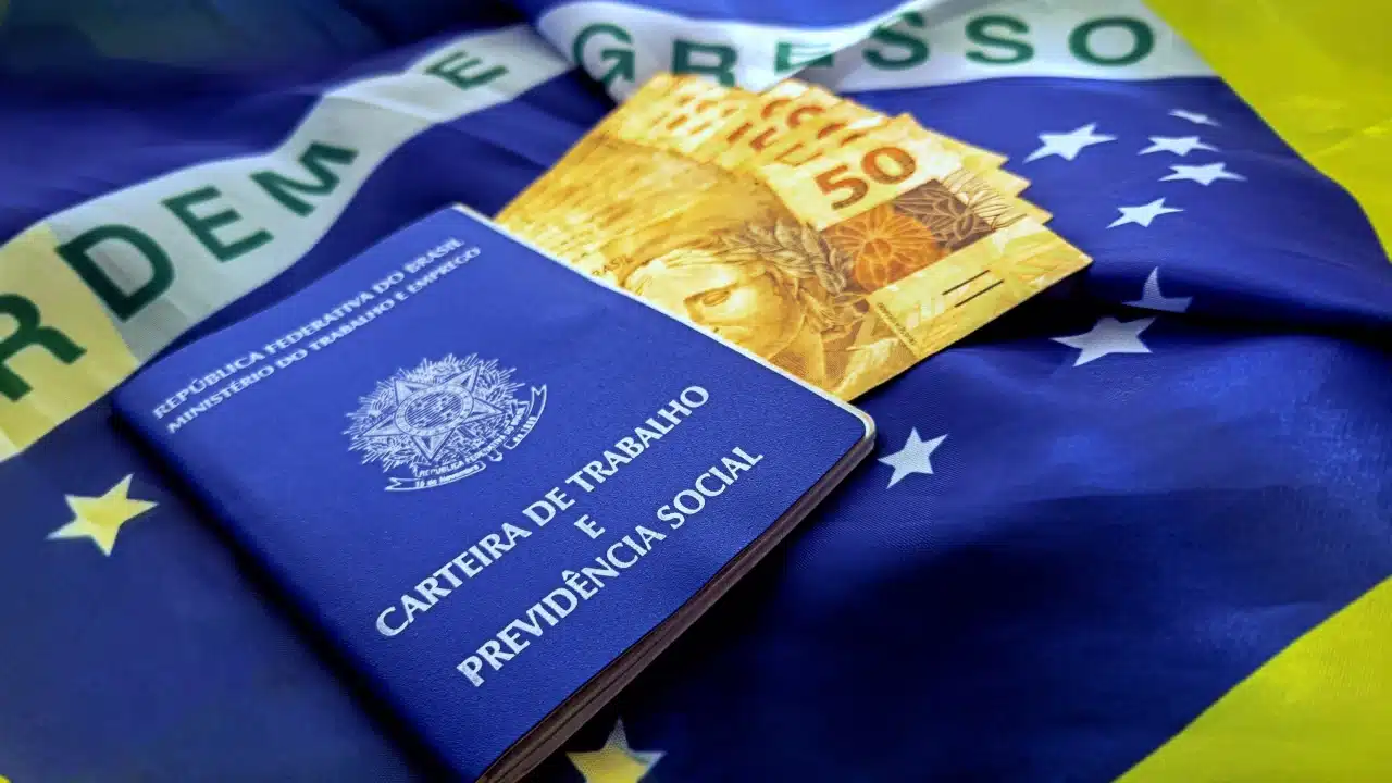 Foto de carteira de trabalho para Caged