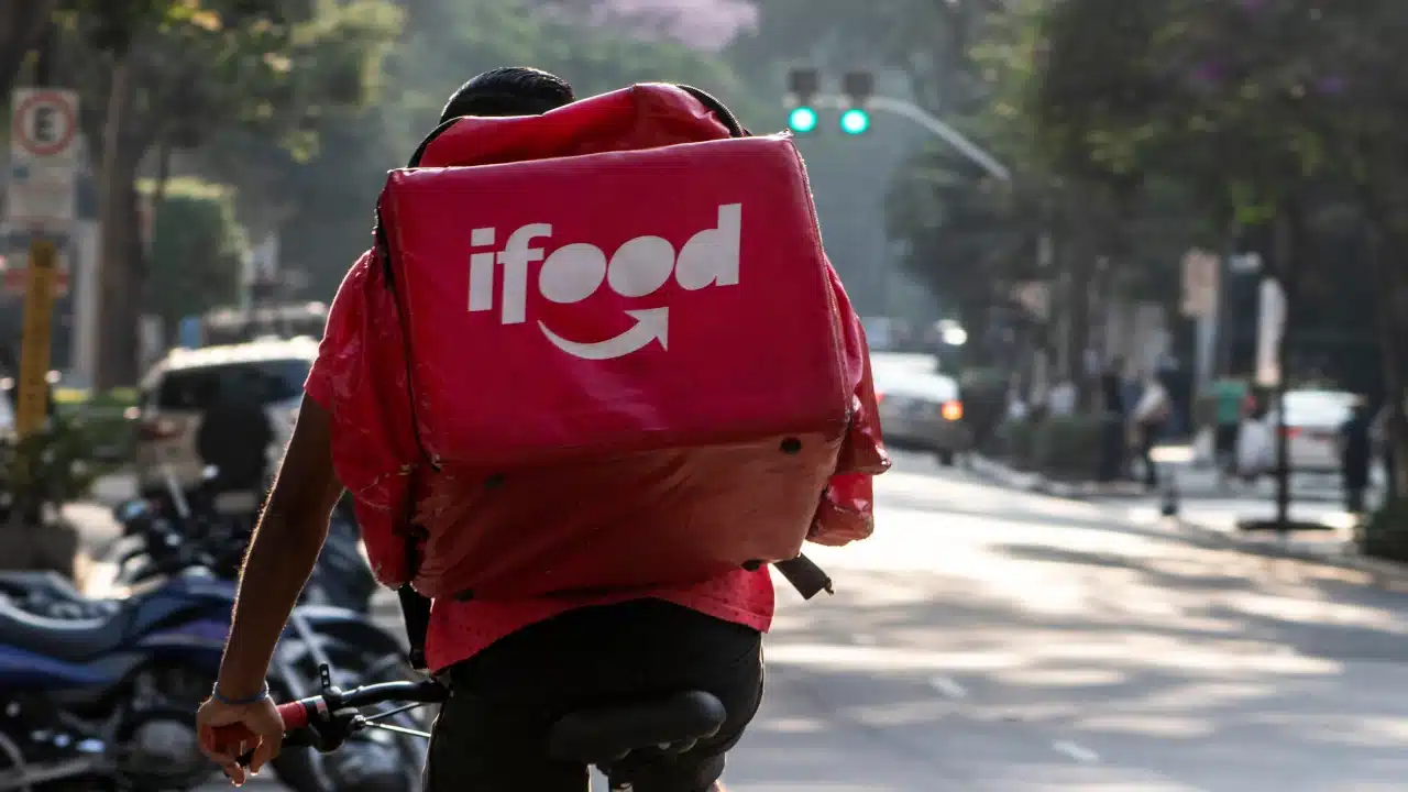 Ciclista anda com a mochila do iFood