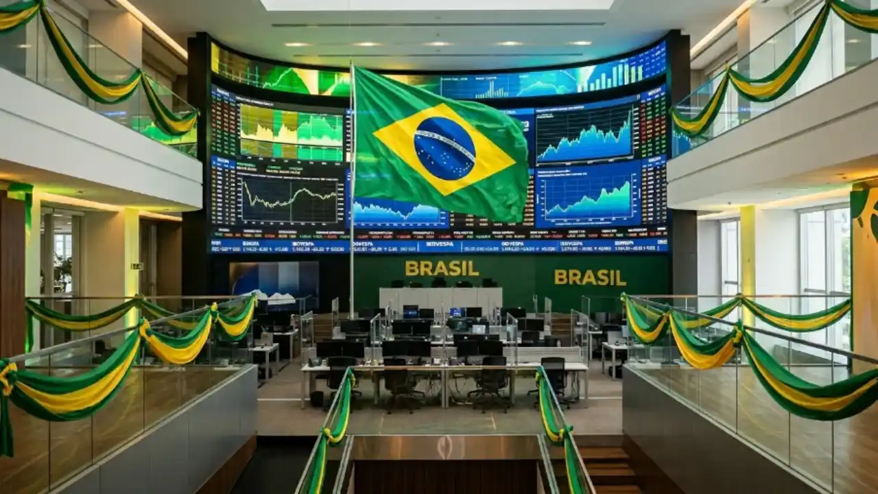 Fotografia em plano aberto e simétrico do interior de um grande e moderno centro de operações financeiras ou plenário institucional de dois andares. No centro do salão, uma imensa bandeira do Brasil está hasteada em um mastro vertical. Ao fundo, um painel digital em LED curvo e gigante cobre toda a parede superior, exibindo gráficos de linhas financeiras ascendentes em tons de azul e verde. Nas passarelas e parapeitos de vidro dos mezaninos laterais, há decorações festivas com faixas de tecido drapeado nas cores verde e amarela. No piso térreo, fileiras alinhadas de bancadas de trabalho corporativas brancas com monitores e cadeiras de escritório pretas preenchem o espaço. Abaixo do grande telão, a palavra "BRASIL" aparece escrita duas vezes em letras douradas sobre uma parede verde texturizada.