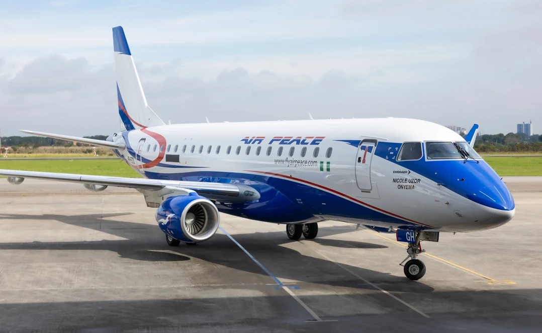 Jato da Embraer parado na pista