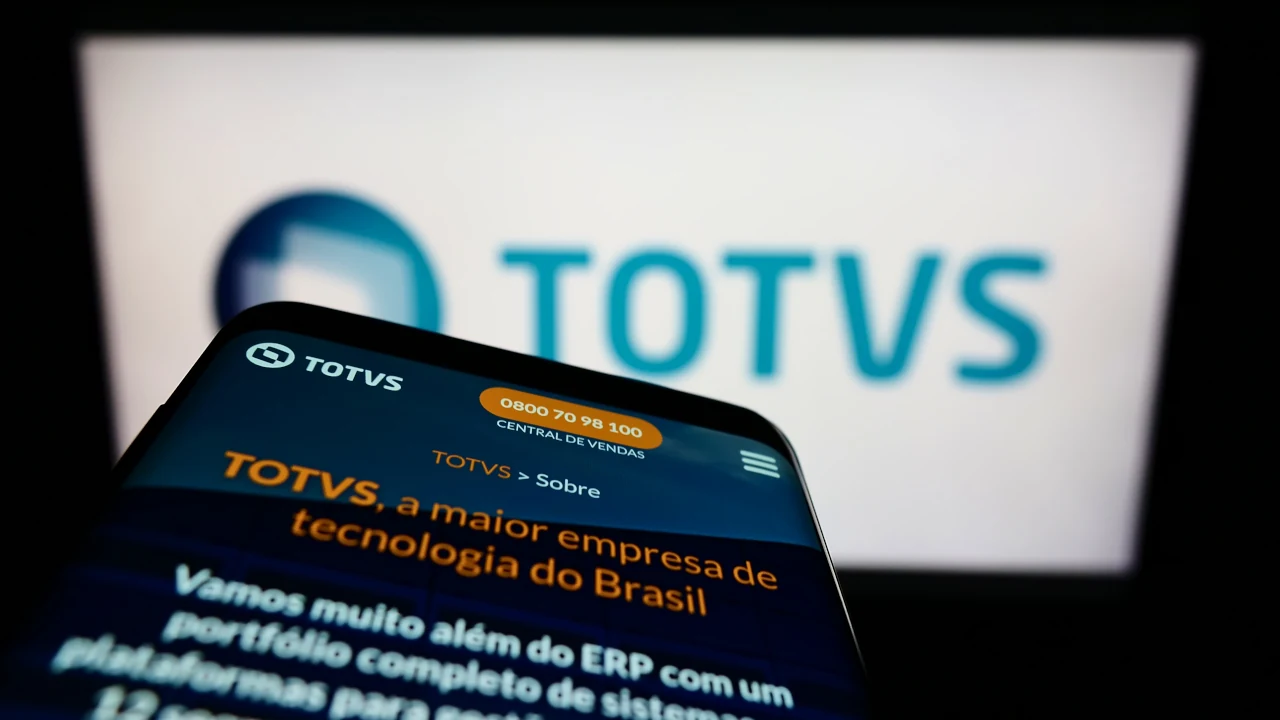 Totvs em logo na tela de computador e de celular
