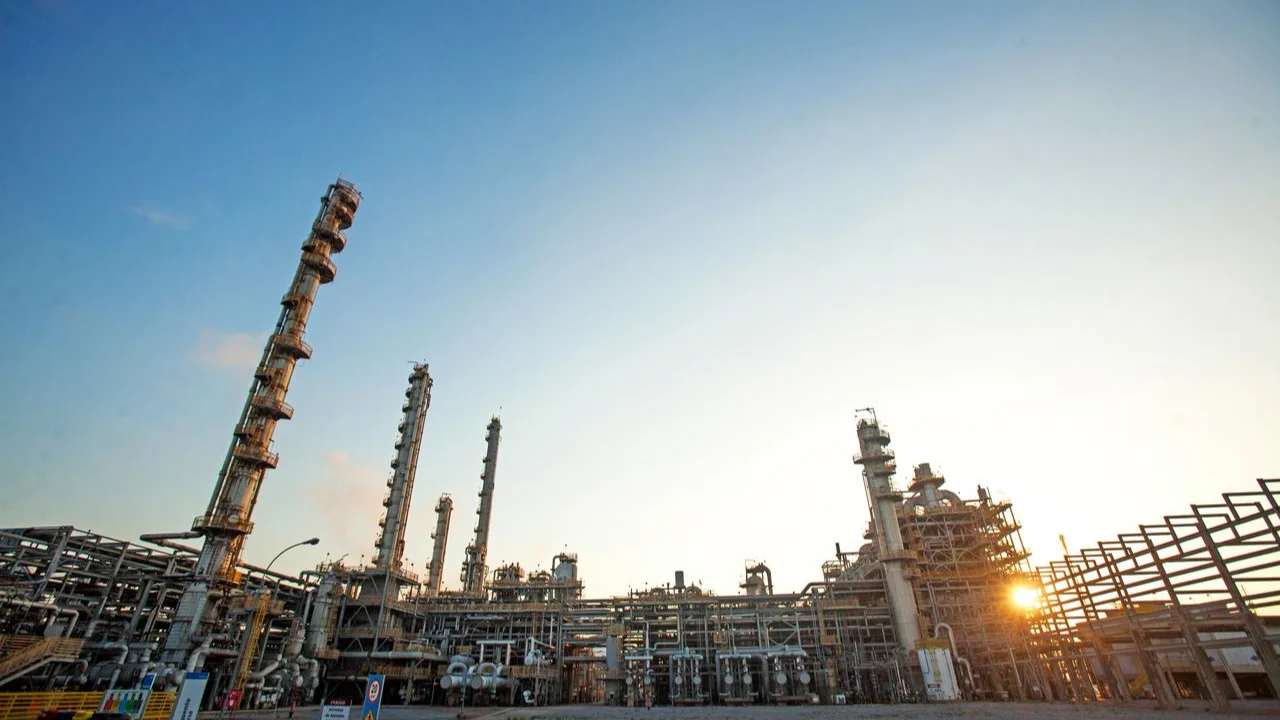 Unidade industrial da Braskem com torres de fracionamento e tubulações ao pôr do sol, ilustrando o pedido de recuperação extrajudicial.