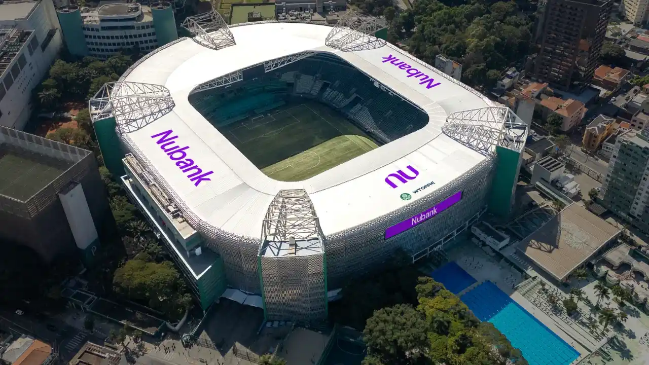 Vista aérea do Nubank Parque (estádio do Palmeiras) em São Paulo, destacando a marca Nubank na cobertura do complexo.