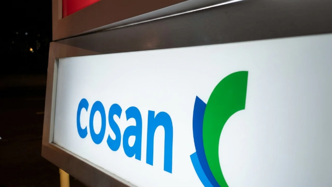 Painel luminoso com a marca e logotipo da Cosan, ilustrando matéria sobre o corte de preço-alvo da Cosan pelo Bradesco BBI.