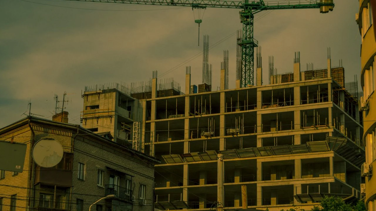 Prédio em construção ilustrativo para Direcional