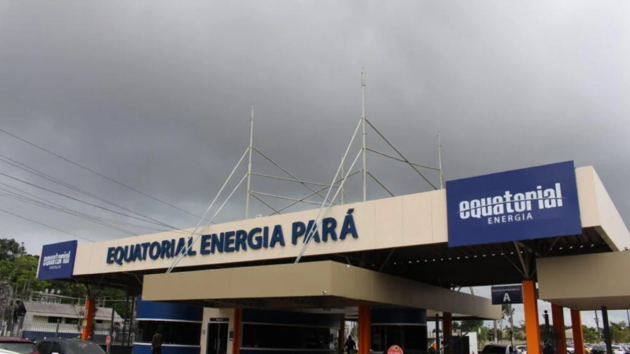 Fachada da sede da Equatorial Energia Pará com logotipo oficial da distribuidora, ilustrando anúncio de R$ 211,6 milhões em dividendos da Equatorial Pará (EQPA3).