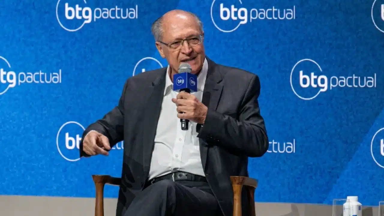 Geraldo Alckmin fala ao microfone sentado em poltrona durante o evento Macro Day do BTG Pactual.