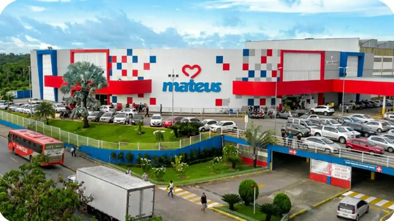 Fachada de loja do Grupo Mateus com estacionamento movimentado, ilustrando matéria sobre o lucro de R$ 236,8 milhões no balanço do Grupo Mateus 2T26.