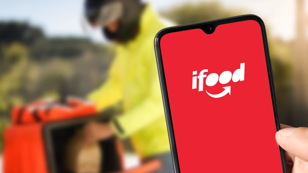 Logo do iFood em tela de celular