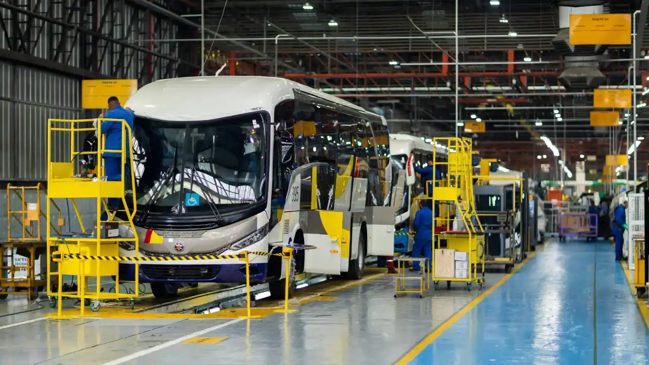 Marcopolo aprova dividendos e programa de recompra de ações em linha de montagem de ônibus.