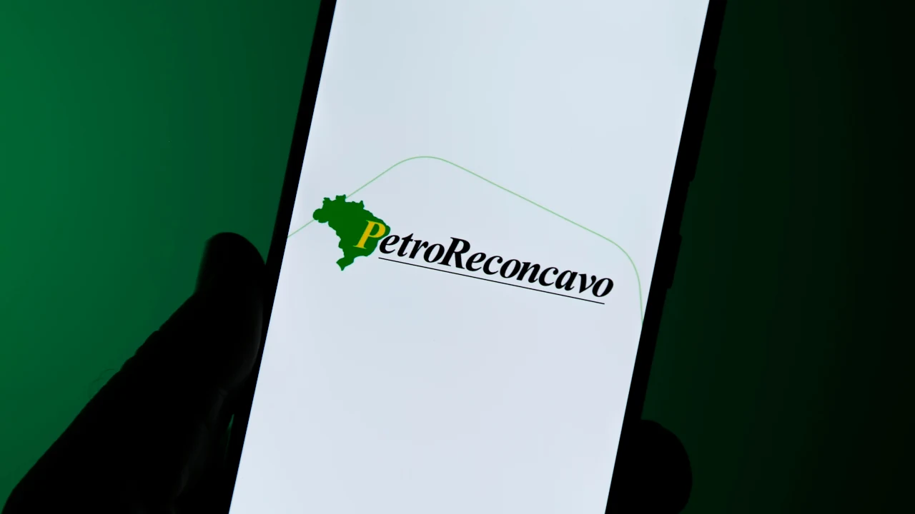 Imagem de logo da PetroReconcavo em tela de celular