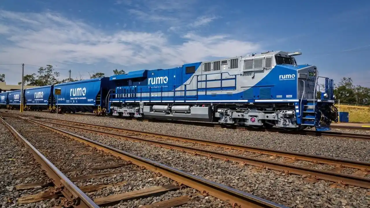 Locomotiva azul e cinza da Rumo em trilhos de trem, representando a avaliação da Cosan para venda de participação.
