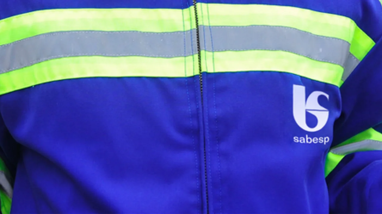 Uniforme corporativo da Sabesp com logotipo em destaque, ilustrando a desvalorização na pauta Sabesp cai quase 6%