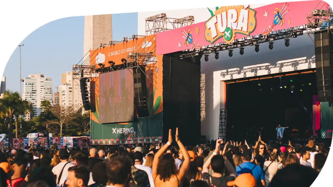 Palco principal do Festival Turá com público presente em evento realizado pela T4F.