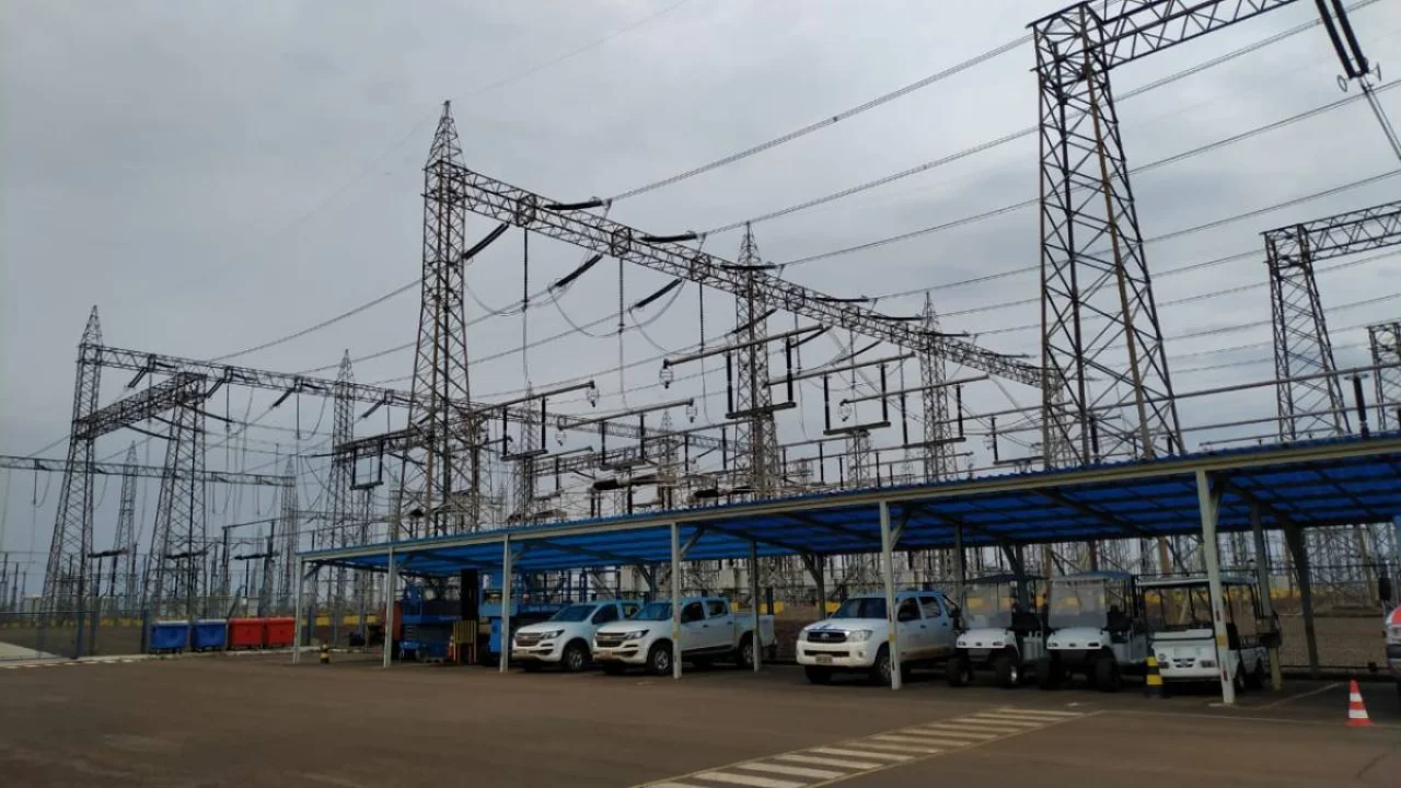 Subestação e infraestrutura de transmissão de energia elétrica da Taesa com veículos utilitários estacionados.