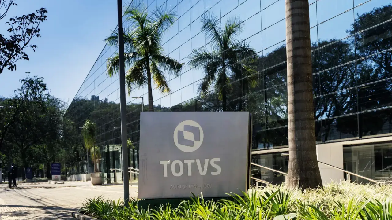 Ações da Totvs recuam após balanço, apesar de resultados acima das expectativas
