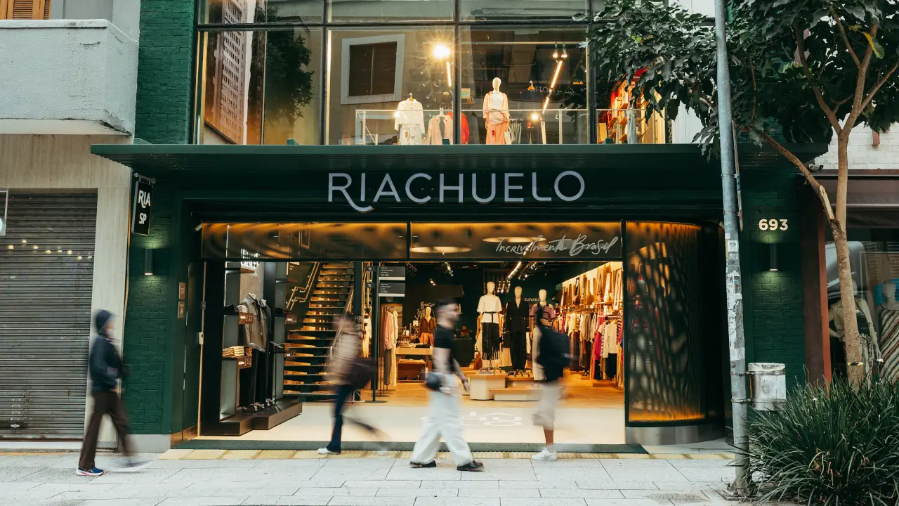 Riachuelo inaugura loja conceito na Oscar Freire com moda, arte e referências de São Paulo
