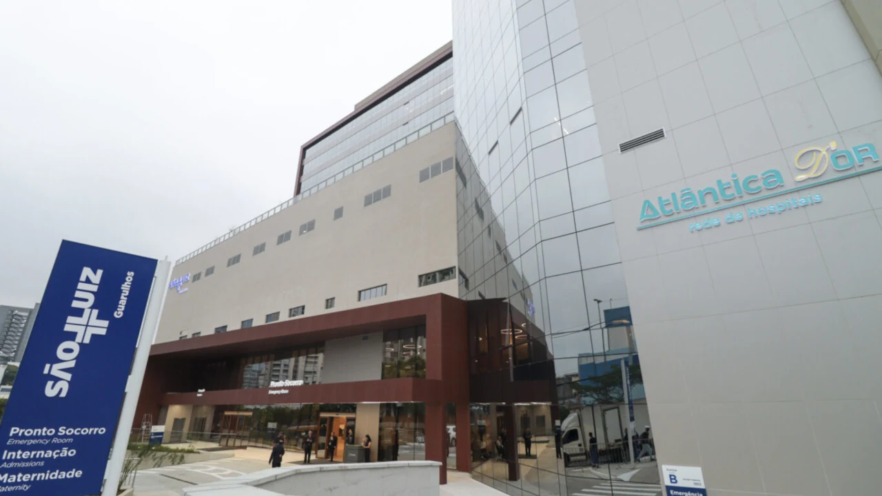 Fachada de unidade da Alântica Hospitais