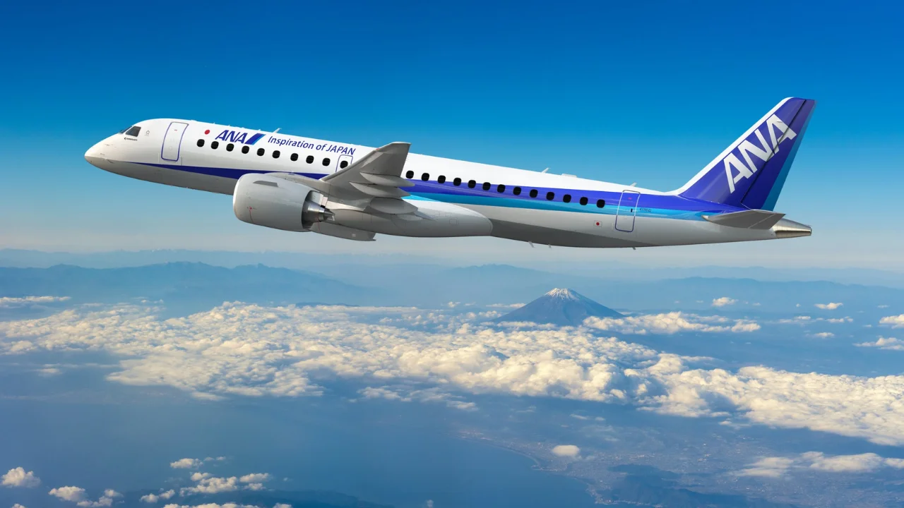 Aeronave E190-E2 da Embraer nas cores da ANA Holdings voando sobre o Monte Fuji no Japão.