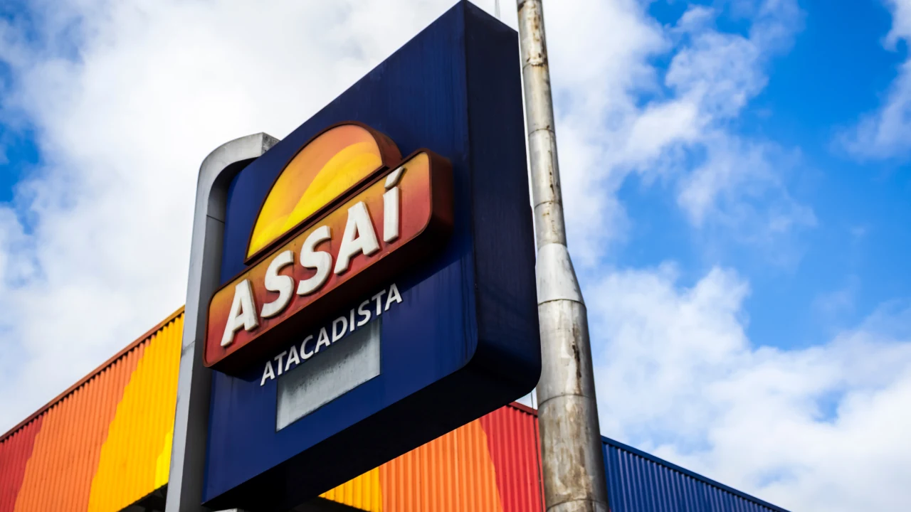 Totem em supermercado do Assaí