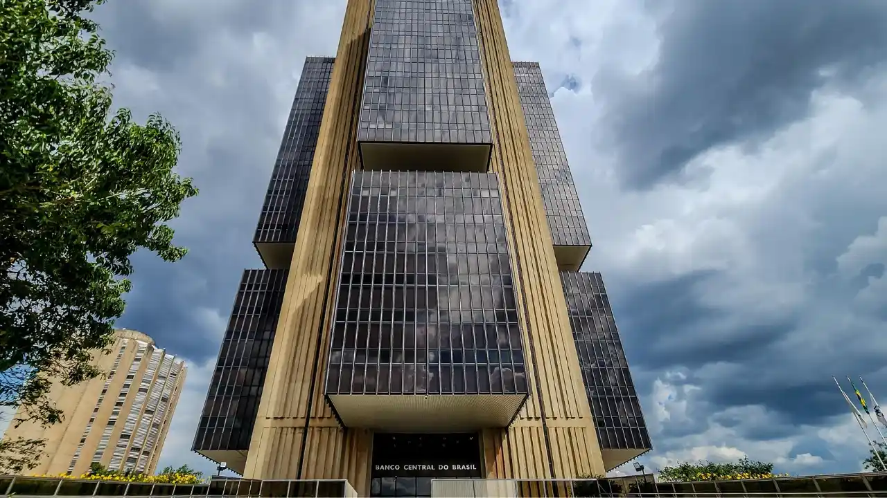 Fachada em ângulo contraponto da sede do Banco Central do Brasil em Brasília em matéria sobre o corte da Selic pelo Copom.