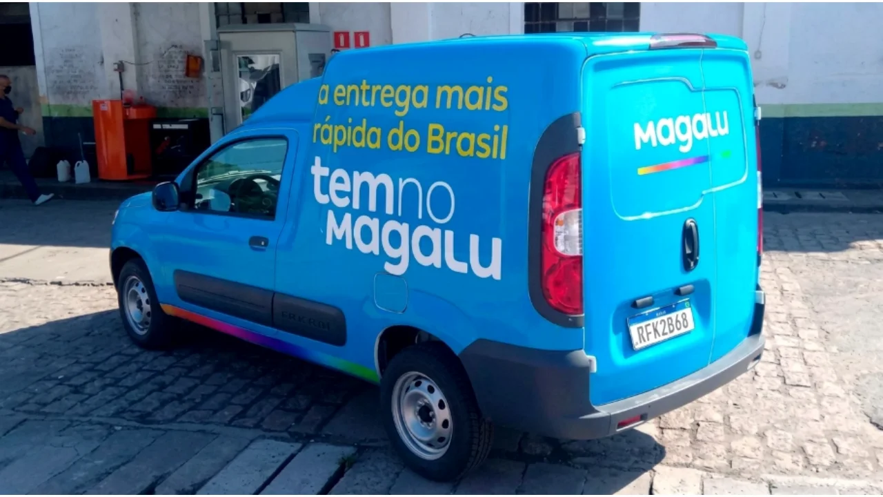 Veículo azul de entregas do Magazine Luiza utilizado pela operação logística do grupo.