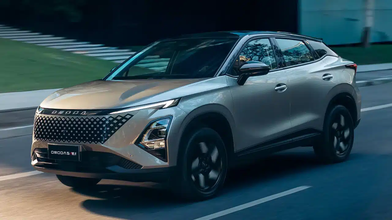 SUV em movimento da Omoda Jaecoo em matéria sobre lançamento de carro de R$ 100 mil no Brasil.