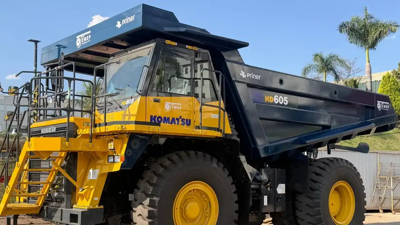 Caminhão de mineração fora de estrada Komatsu HD605 com os logotipos da Priner e da SEMEP estampados na caçamba e na cabine.