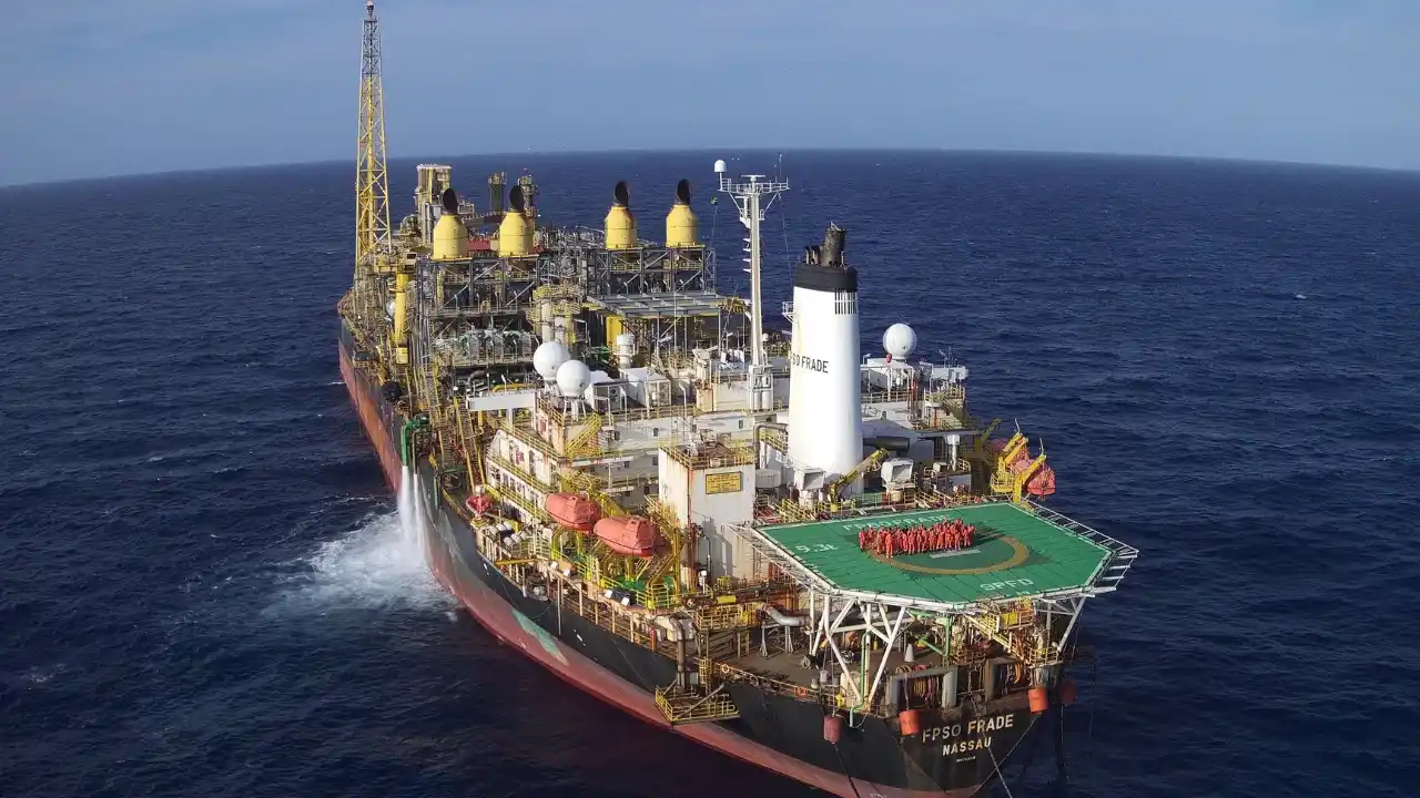 FPSO Frade da PRIO em operação offshore em alto-mar com embarcação e heliponto visíveis.