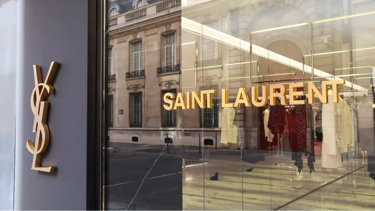 Saint Laurent veste Paris de ouro em desfile que pode marcar despedida de Anthony Vaccarello