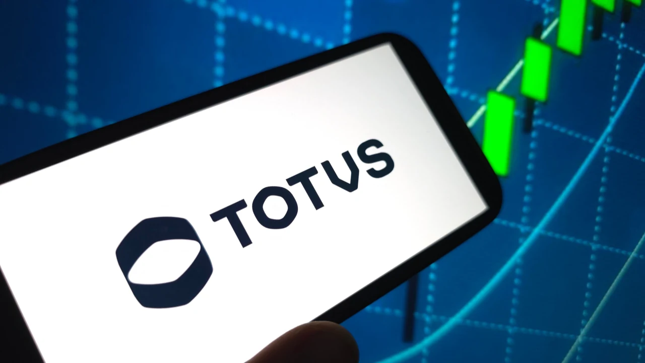 Logo da Totvs em tela de celular