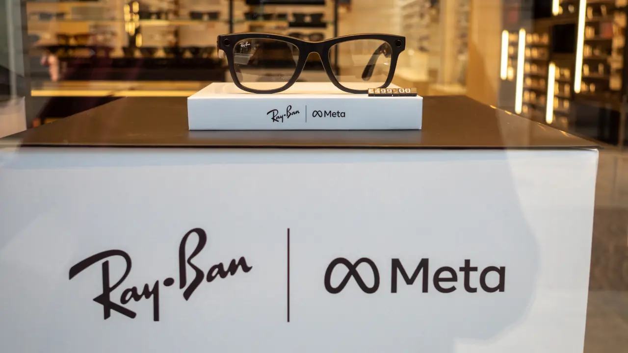 Dona da Ray-Ban supera expectativas no 3T26 e vê ações dispararem 14%