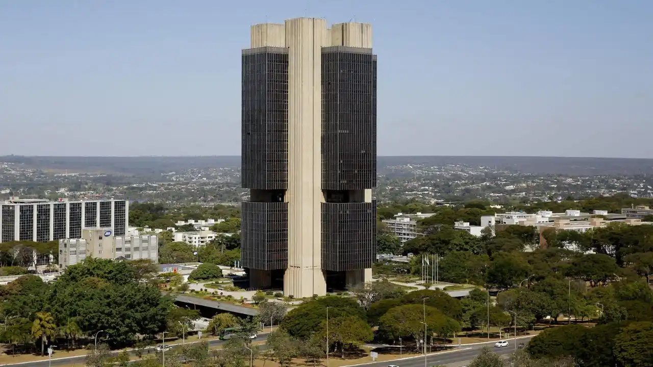 Vista aérea do edifício-sede do Banco Central do Brasil em Brasília em matéria sobre a precificação de corte na taxa Selic.