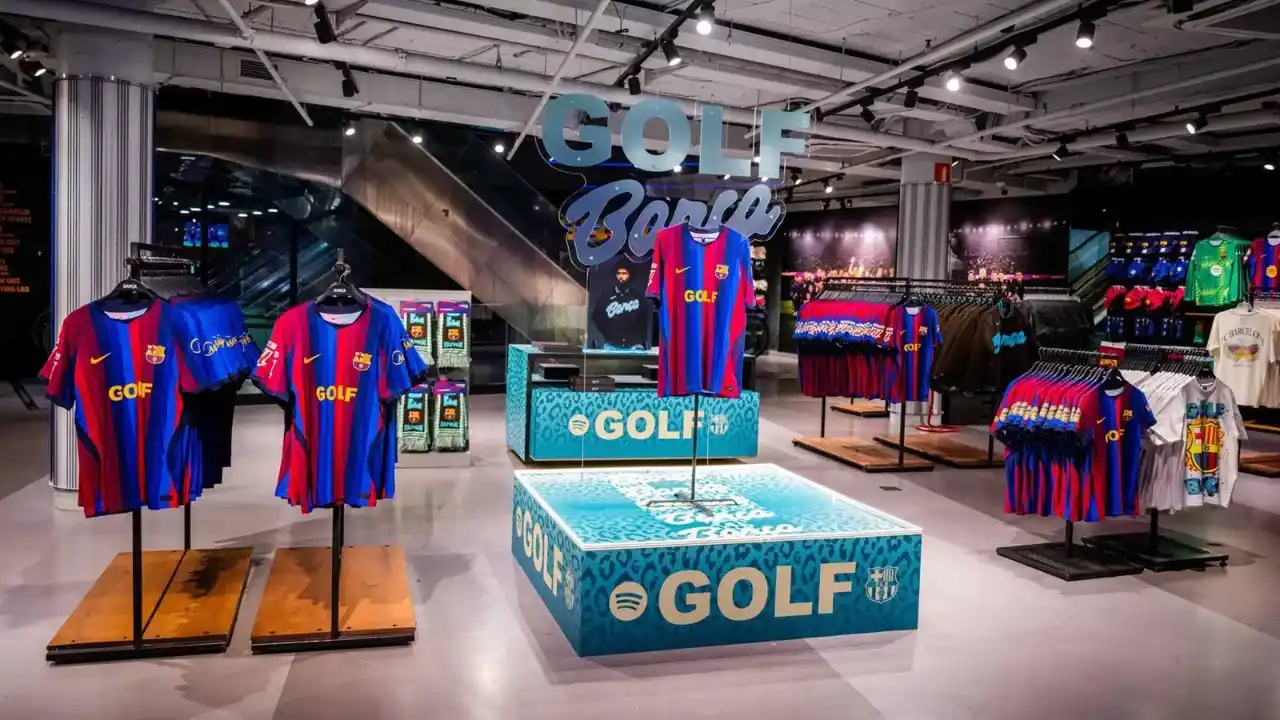 Loja oficial do Barcelona expõe camisas azul e grená com o logotipo GOLF no peito, em parceria com Tyler, The Creator e Spotify, em pedestais e araras de destaque.