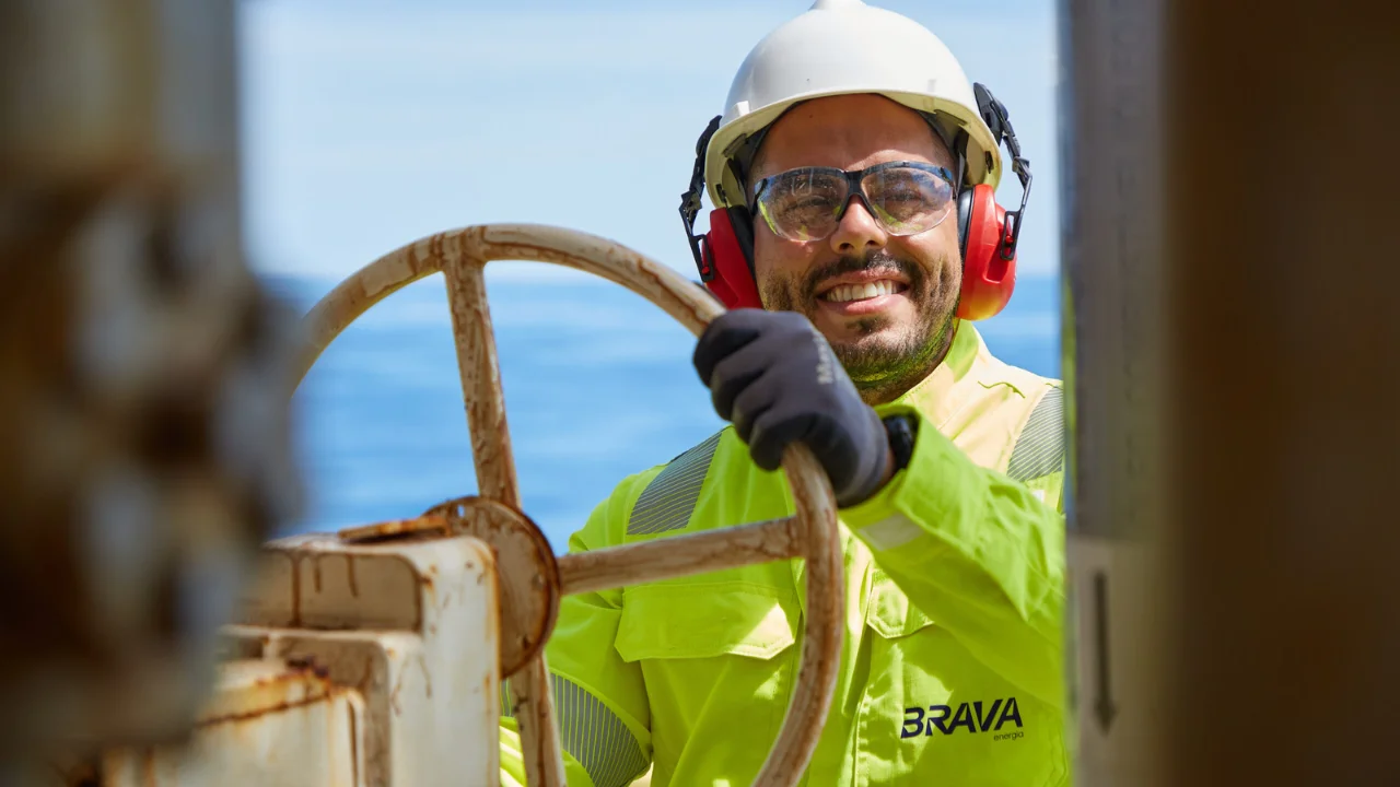 Trabalhador da Brava Energia opera válvula em plataforma offshore de petróleo em matéria sobre a maior produção trimestral de 2026.