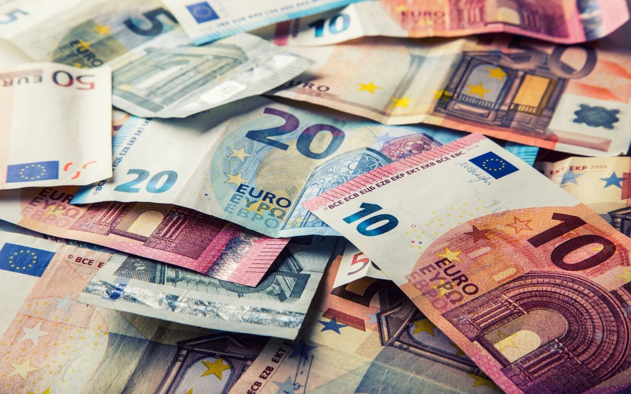 Euro hoje: moeda cai 0,27% com crise fiscal na França